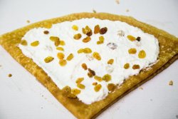 Clătită cu brânză dulce și stafide + băutură la alegere image