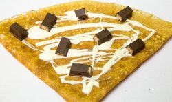 Clătită cu ciocolată albă și Kit Kat image