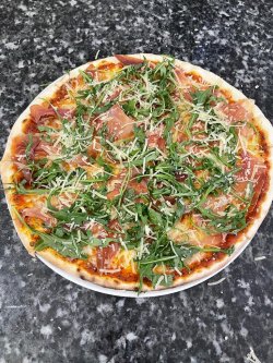Pizza Crudo e Rucola image