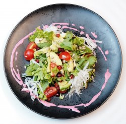 Salată veggy cu avocado și semințe image