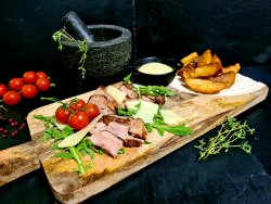 Tagliata din ceafă de porc, scalie de horezu, sos de muștar cu miere și cartofi cu pătrunjel image