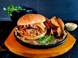 Pulled Pork Burger cu cartofi aurii si sos honey mustard + supa crema image