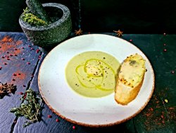 Supă cremă de broccoli cu sos gorgonzola si cruton branzeturi image