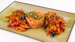 Pollo Diavola ( pui, vinete, dovlecei, morcov, masline, picant servit cu orez) image