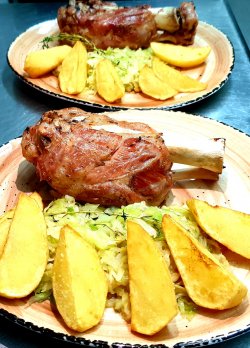 Stinco cu cartofi aurii și salată image