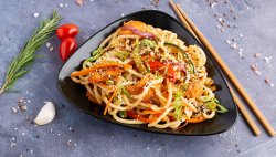 WOK cu Udon și pui în sos cremos de stridii image