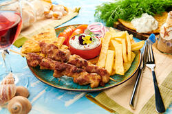 Souvlaki de pui la farfurie image