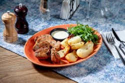 Mușchiuleț de porc cu sos gorgonzola și cartofi la cuptor image