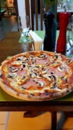 Pizza Prosciutto Funghi image