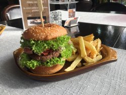 Hamburger cu cartofi prăjiți/chipsuri image