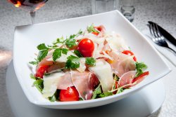 Salată cu rucola și prosciutto  image
