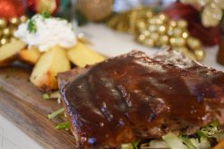 Coaste de porc cu sos barbeque și cartofi aurii image
