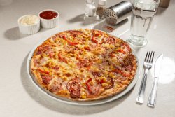 Pizza Prosciutto Salami image