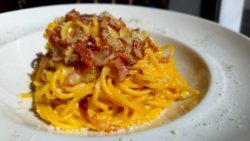 Spaghetti carbonara classica cu guanciale și parmiggiano image