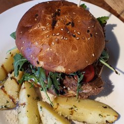 Friptură de vită Angus la cuptor în chiflă brioche cu garnitură și salată image