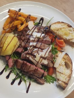 Ceafă de vită Angus la jar cu garnitură image