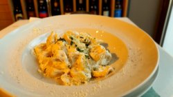 Tortellini parmiggiano e panna image