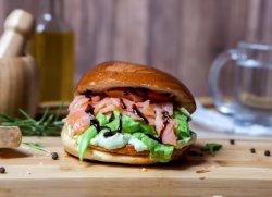 Salmon Burger + cartofi prăjiți image