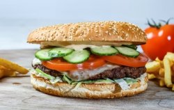 Giant Rocking Burger + Cartofi Prăjiți      image