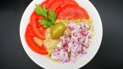 Salată de vinete proaspete coapte pe grătar image