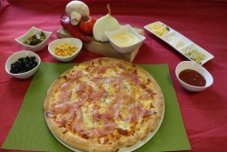 Pizza Prosciutto Formaggi image