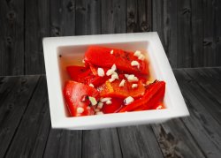 Salată de ardei copți cu usturoi image