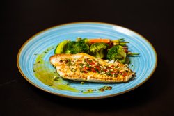 File de șalău cu morcovi baby, brocoli și sos salsa image