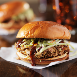 Pulled Pork Burger cu cartofi wedges si sos BBQ image
