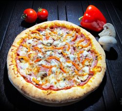 Pizza Corner cu bordura de mozzarella image