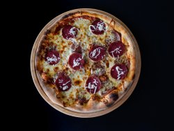 Pizza Quattro formaggi con salami image