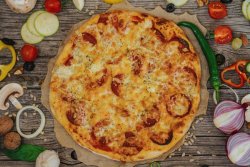 Pizza Formaggi e Salami single image