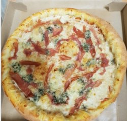 Pizza cu prosciutto crudo si gorgonzolla image