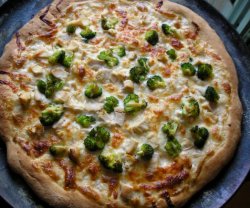 Pizza cu pui și broccoli image