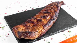 Coaste de porc marinate la grătar (cu sos barbeque și ceapă roșie) image