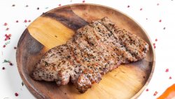 Muschiulet de porc în ierburi providence la grătar image