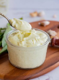 Sos de usturoi cu smântână/Sour cream and garlic sauce          image