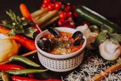 Zuppa con frutti di mare e risso image