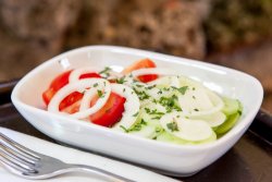 Salată de roșii și castraveți (cu dressing Tinecz) image