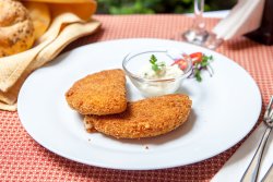 Caşcaval împănat cu sos remoulade image