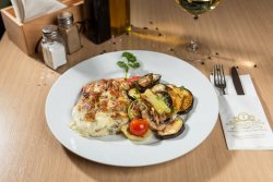 Steak Tinecz cu legume la grătar și inele de ceapă image