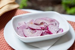 Salată de ceapă roșie image