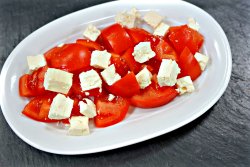 Salată de roșii și cuburi din telemea image