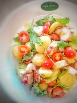 Salată de caracatiță cu cartofi și cherry image