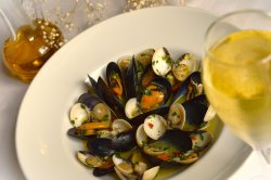 Sote de scoici și vongole în vin alb image