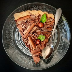 Tartă cu mousse de ciocolată făcută în casă, banane și alune  image