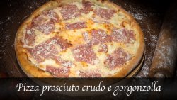 Pizza Prosciutto crudo e gorgonzola image