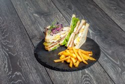 Chicken Club Sandwich cu cartofi prăjiț image