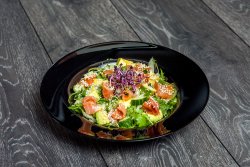 Salată cu somon afumat și avocado image