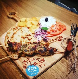 Souvlaki de pui la farfurie image