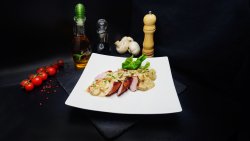 Mușchiuleț de porc în mantie de prosciutto cu sos de hribi image
